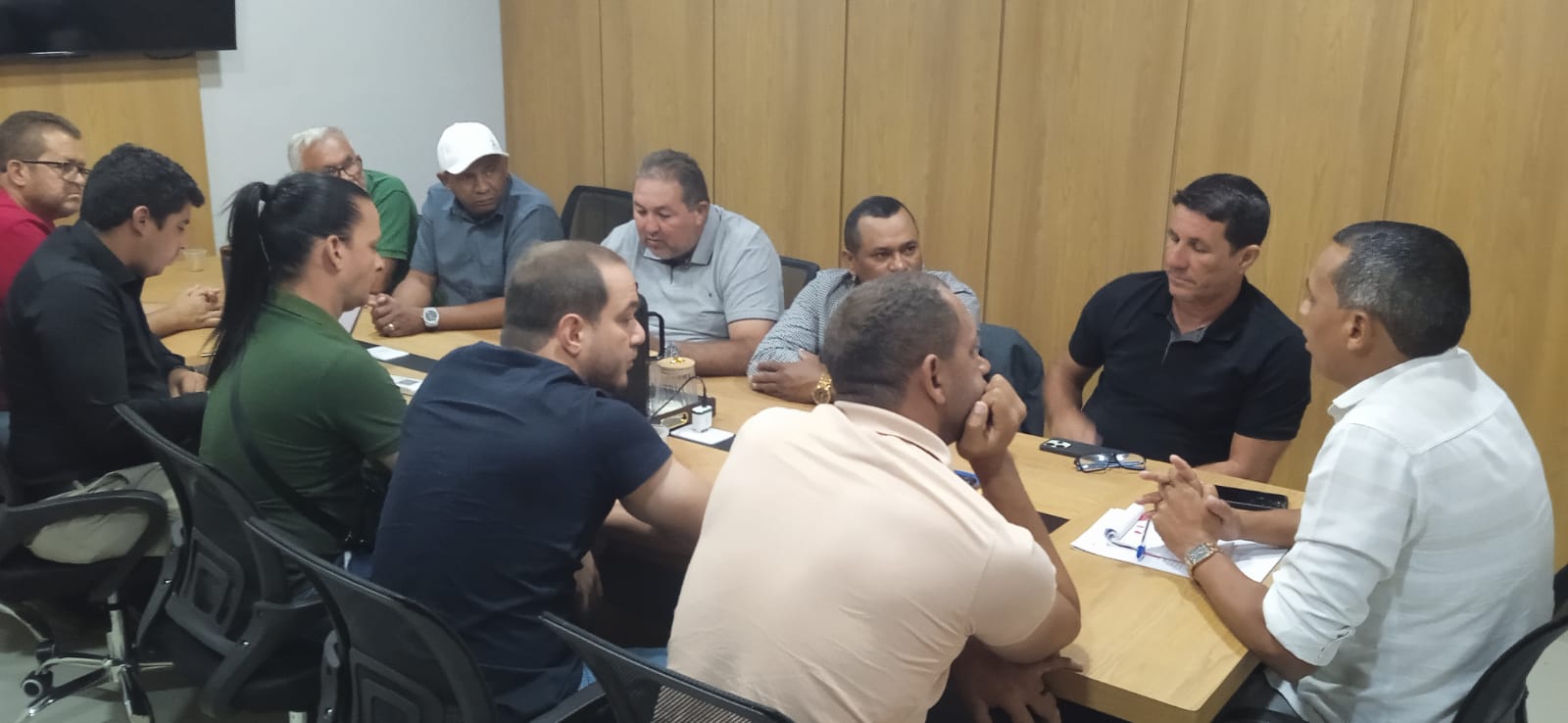 Iniciando os trabalhos em 2026, na Câmara Municipal, os Vereadores do Município Cabrobó se reúnem para tratar de temas administrativos.